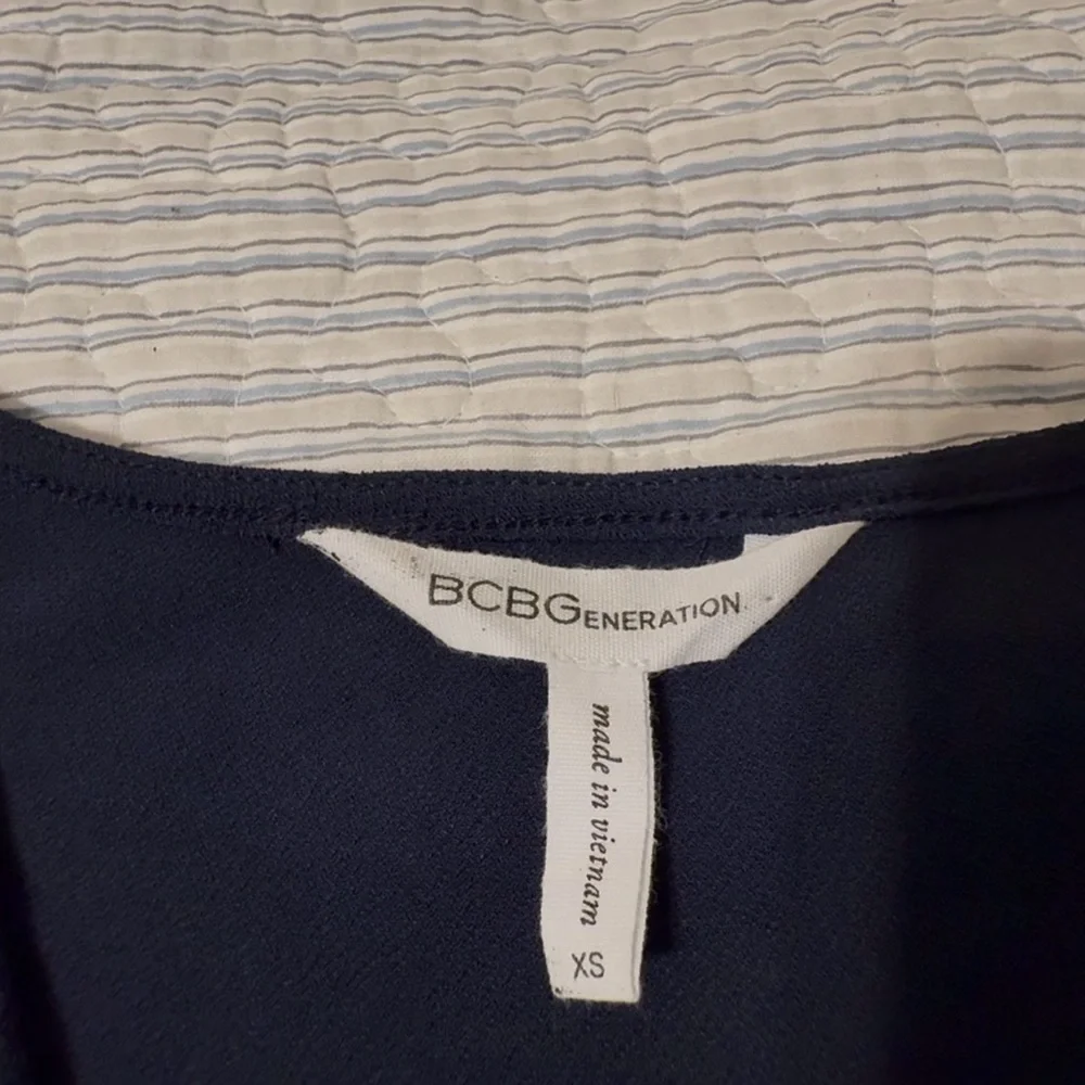 BCBGeneration navy blue mini romper, sz xs, v neck with snap, barely used - Picture 4 of 9